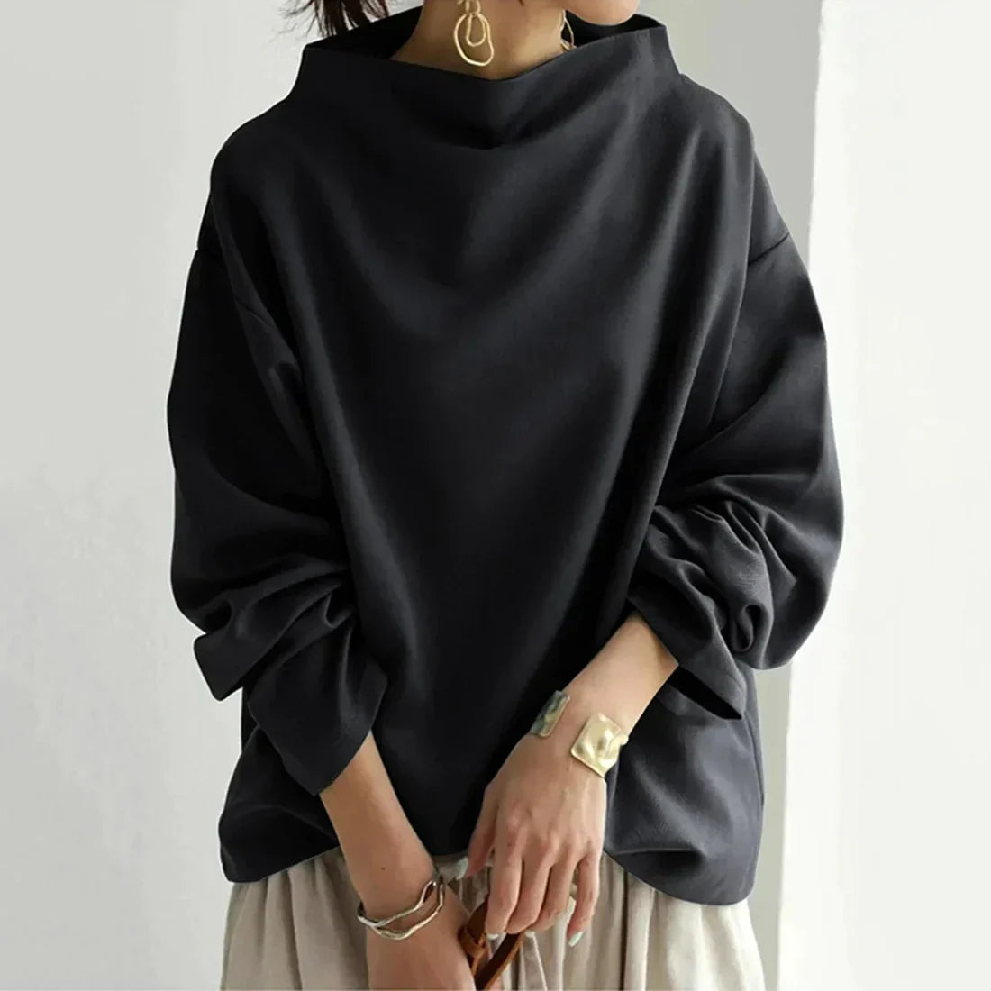 LM | Black sweater with oversized round neckline