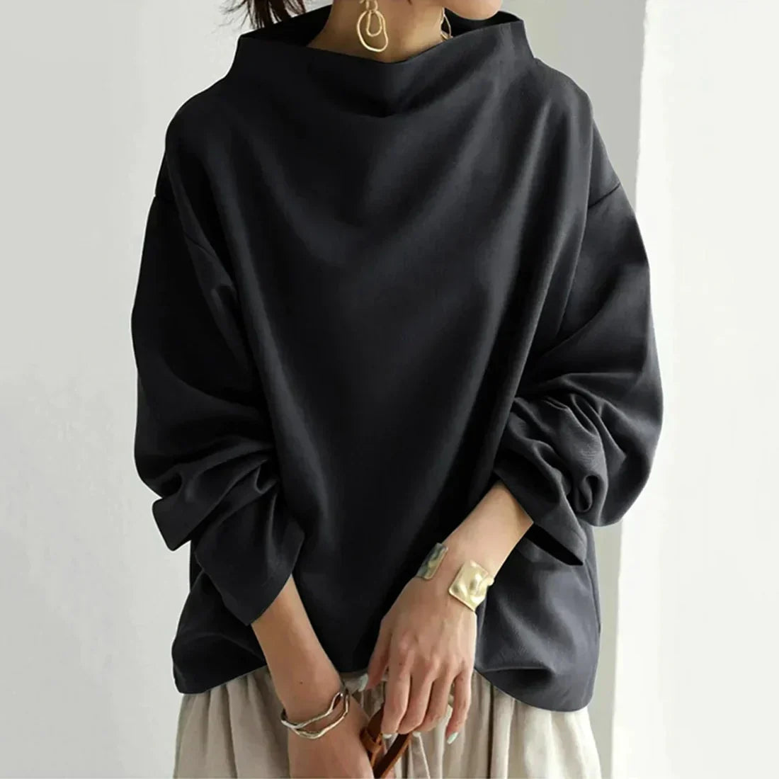LM | Black sweater with oversized round neckline