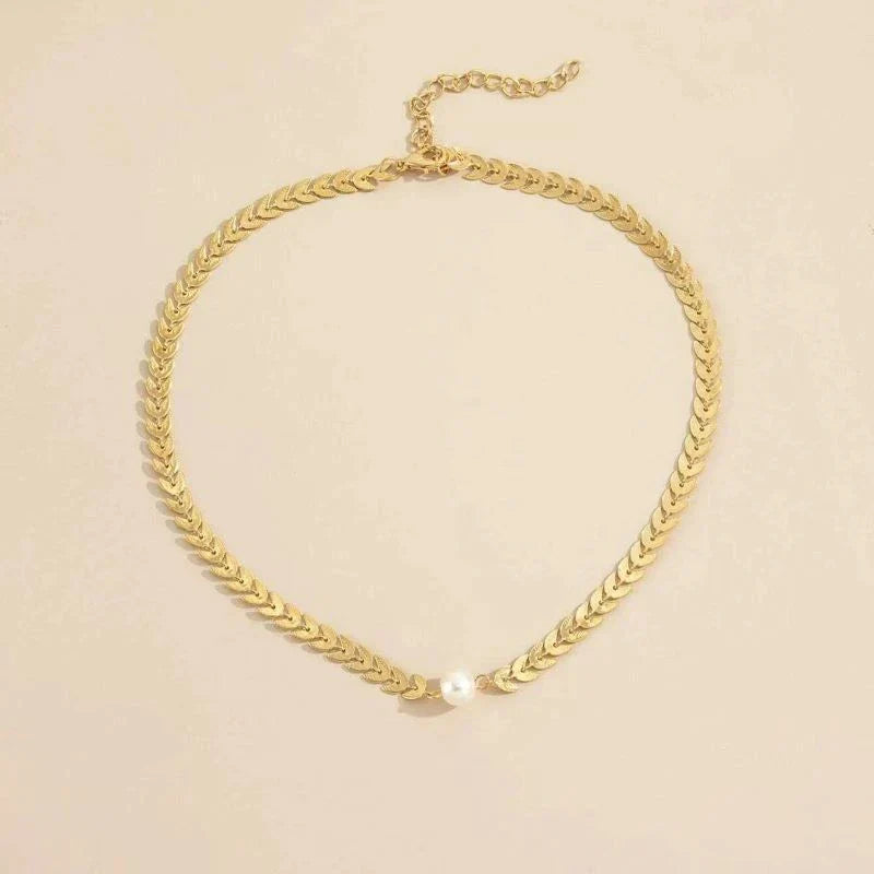 Romantic Gold Necklace for Special Moments