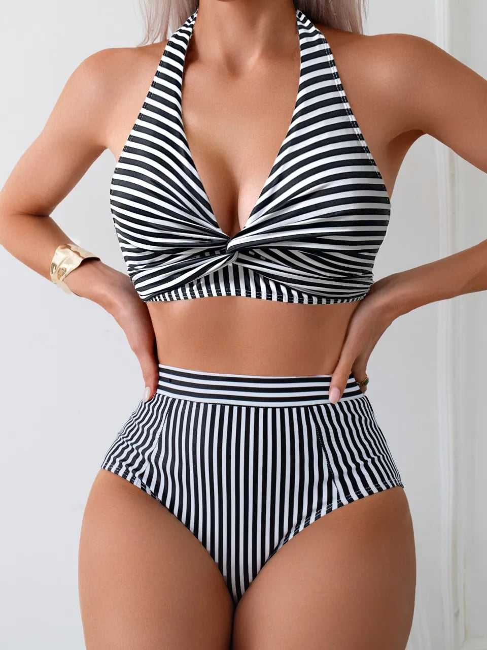 Beautifully Finished Bikini in a Timeless Design