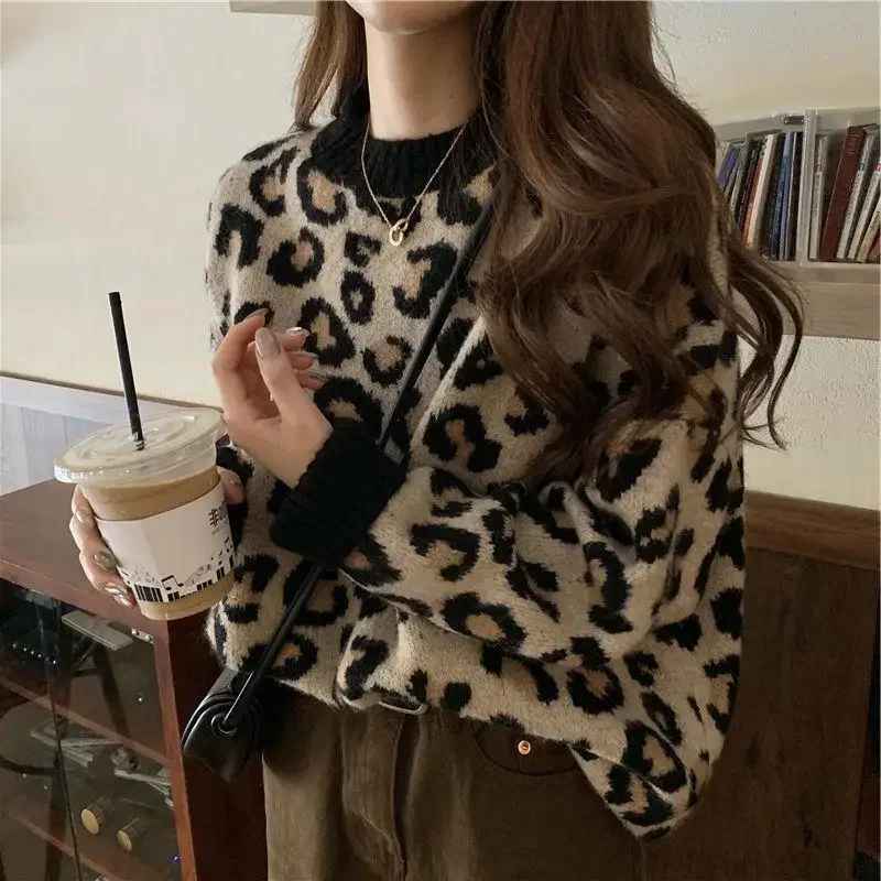 LM | Cozy sweater with leopard print